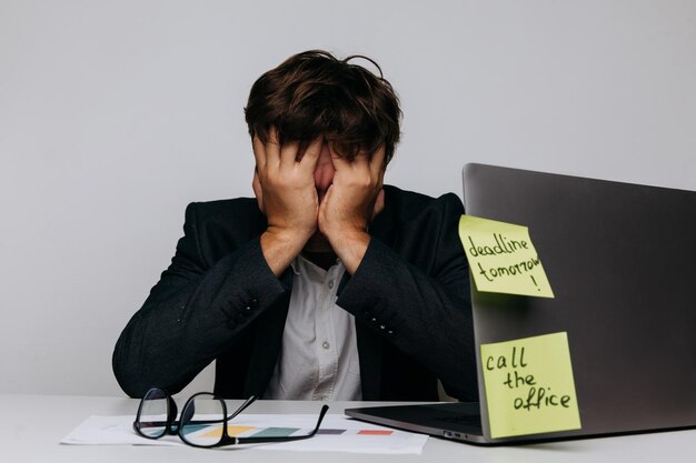 Photo homme au bureau avec syndrome d'épuisement professionnel au bureau