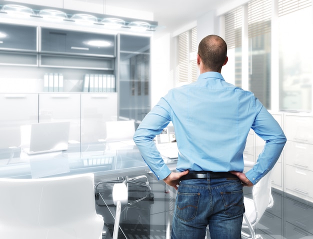 Homme au bureau