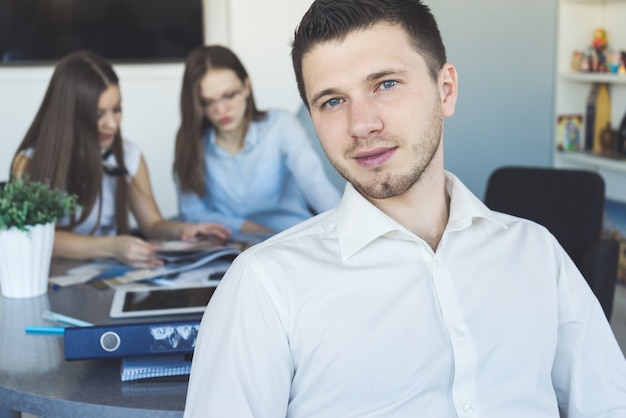 Homme au bureau