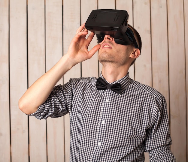 Homme au casque de réalité virtuelle. Lunettes de réalité virtuelle.