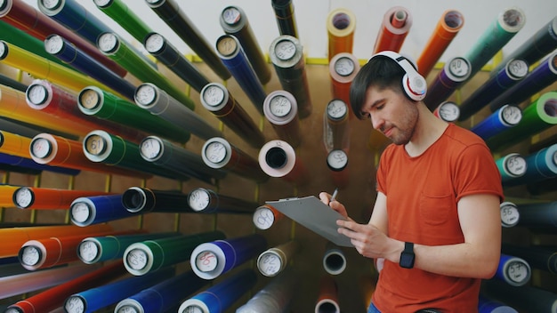 L'homme au casque s'amuse sur le lieu de travail