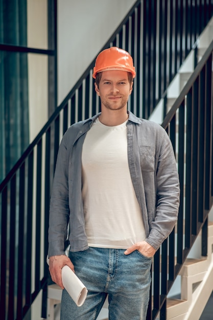 Homme au casque de sécurité avec croquis à la main