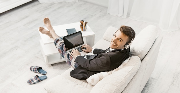 Homme au casque travaillant à domicile, vue de dessus