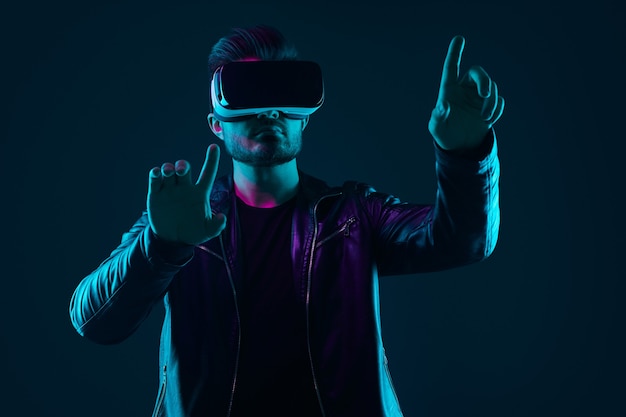 Homme au casque vr interagissant avec le monde virtuel