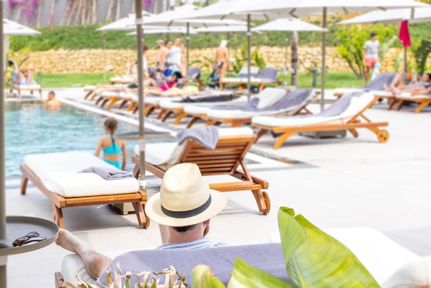 Homme Au Chapeau Près De La Piscine Vacances D'été Voyage Tourisme Et Concept De Vacances Concept De Voyage Voyage Hôtelier Eau Bleue Claire Dans Une Piscine Bannière