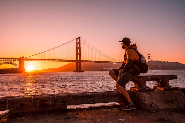 Un homme au coucher du soleil rouge dans le Golden Gate de San Francisco. États Unis