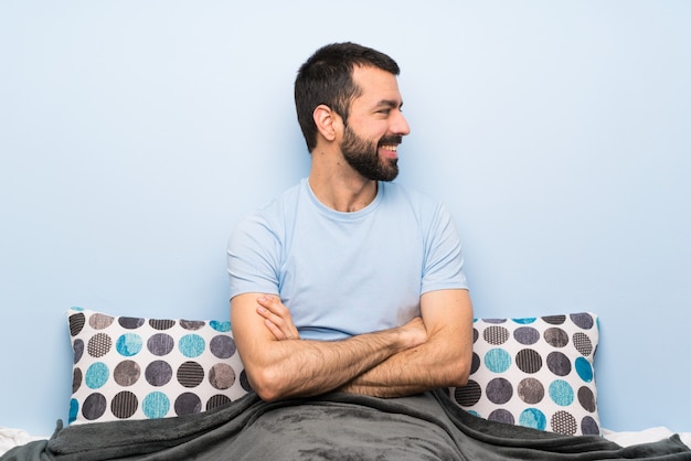 Homme au lit en position latérale