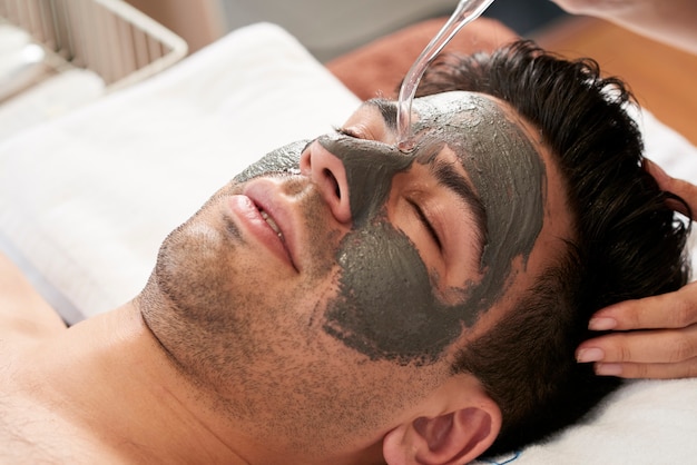 Homme au masque d'argile