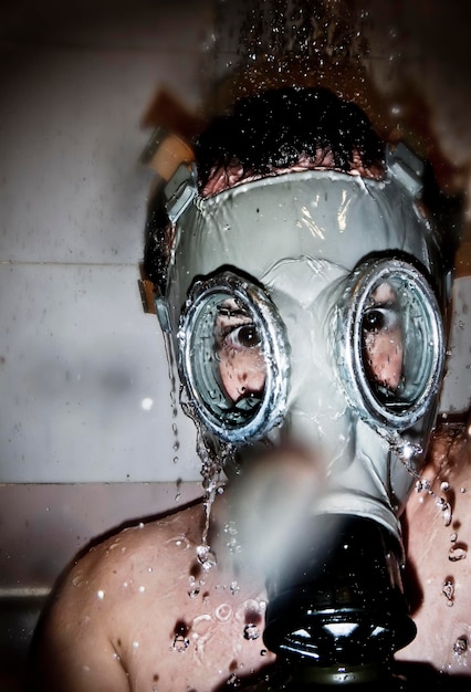 Homme au masque à gaz avec reflet de l'eau dans les yeux sur fond artistique