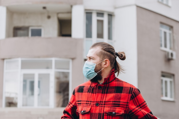 L'homme au masque médical dans la rue