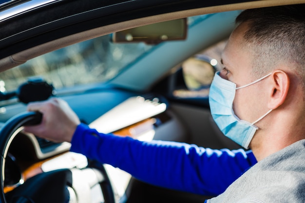 Homme au masque médical en voiture. coronavirus, maladie, infection, quarantaine, covid-19