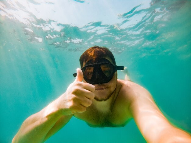 Homme au masque de plongée sous-marine l'heure de la mer d'été