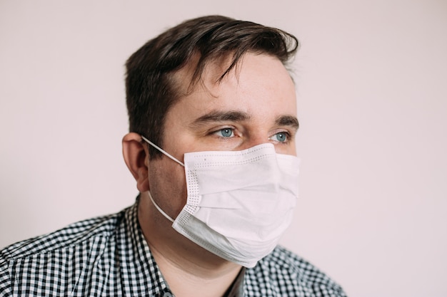 Homme au masque de protection contre les maladies infectieuses et la grippe