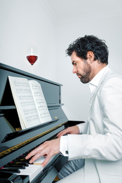 Homme au piano