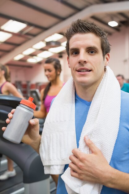 Homme au repos après l&#39;exercice