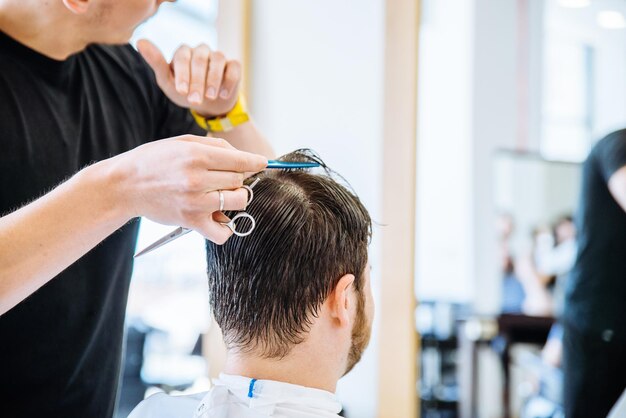 Homme au salon de coiffure professionnel