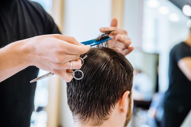 Homme au salon de coiffure professionnel