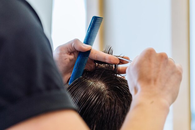 Homme au salon de coiffure professionnel