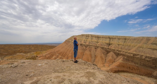 homme au sommet du volcan en été