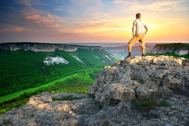 Homme au sommet de la montagne. Élément de conception.