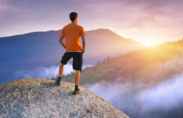 Homme au sommet de la montagne. Élément de conception.