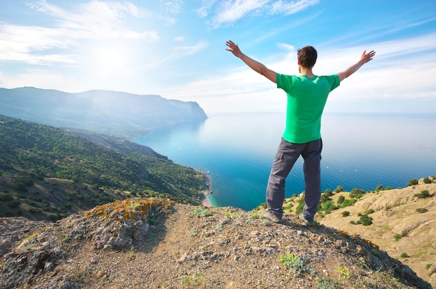 Homme au sommet de la montagne