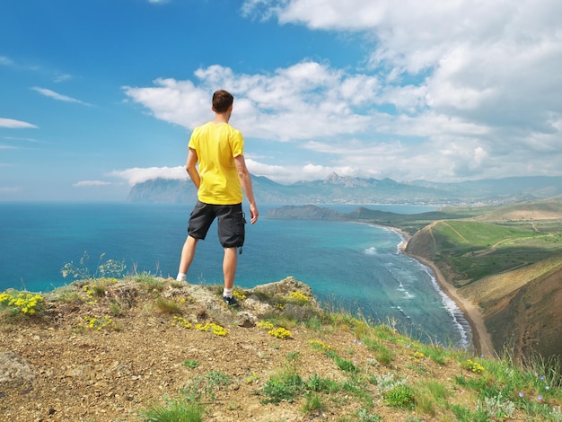 Homme au sommet de la montagne