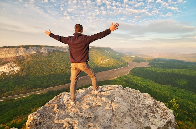 Homme au sommet de la montagne