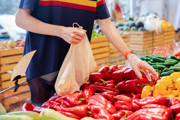 Homme au supermarché avec sac écologique prenant des produits