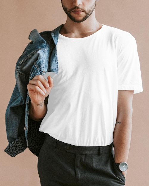 L'homme au T-shirt blanc et à la veste en denim