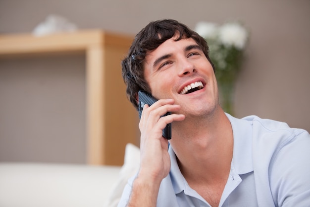 Homme au téléphone en riant