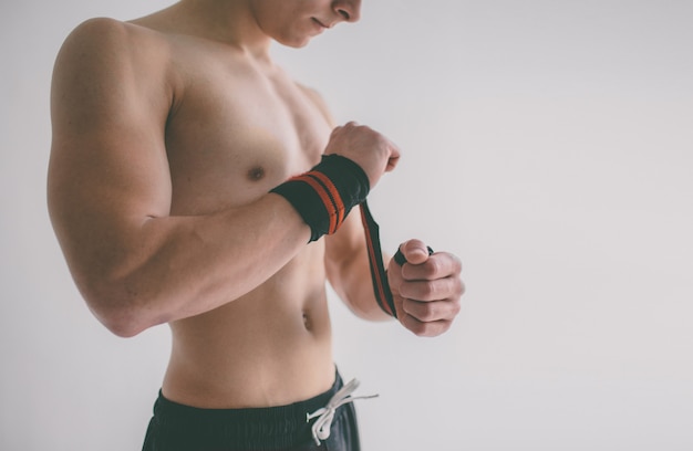 Homme au torse musclé.