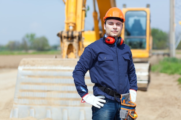 Homme au travail dans un chantier de construction