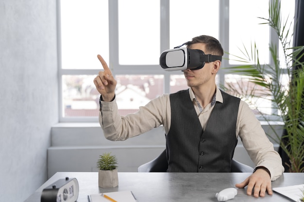 Photo homme au travail avec des lunettes vr