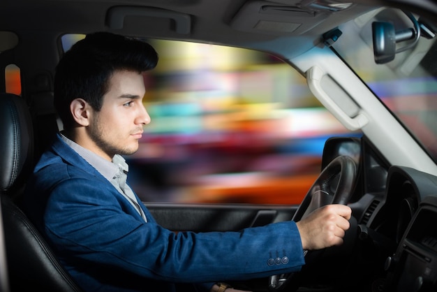 Homme au volant de sa voiture