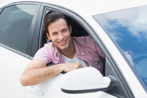 Homme au volant et souriant