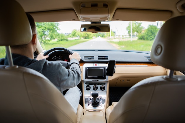 L'homme au volant de la voiture moderne