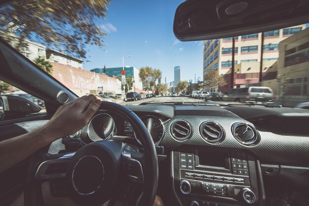 Homme au volant d'une voiture de muscle à LA