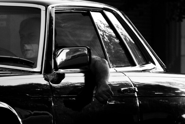 Photo homme au volant d'une voiture