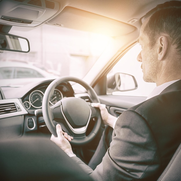 Homme au volant d&#39;une voiture