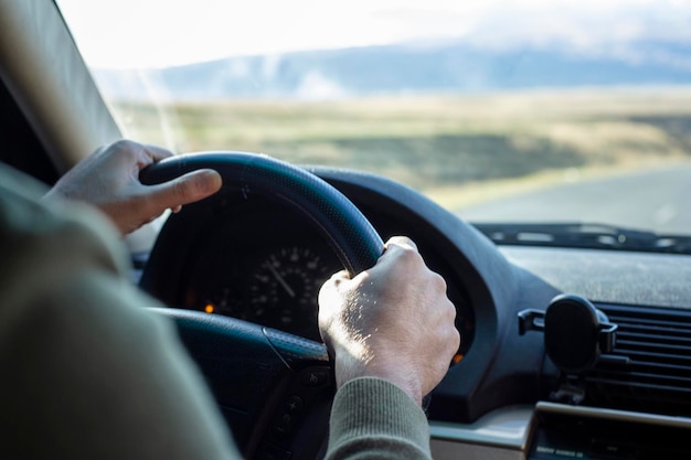 Homme au volant d&#39;une voiture