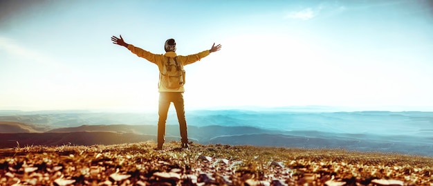 Homme Aux Bras Au Sommet De La Montagne