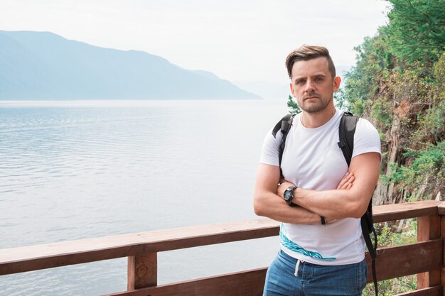 Homme Aux Bras Croisés Et Sac à Dos Au Bord Du Lac