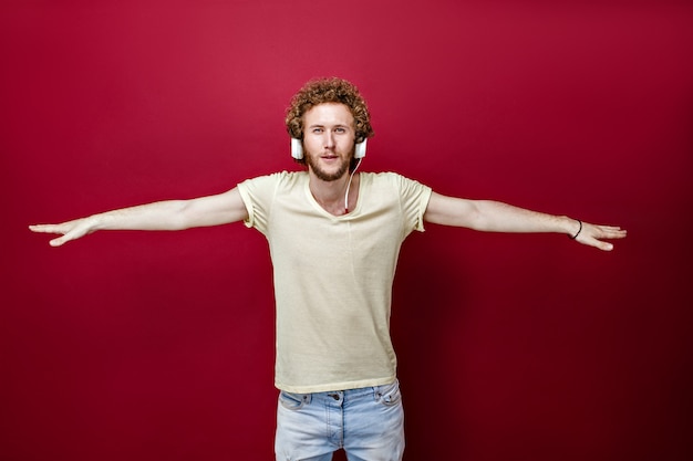 Homme aux bras tendus, écoutant de la musique