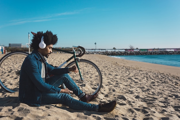 Homme aux cheveux afro sur un vélo de style vintage