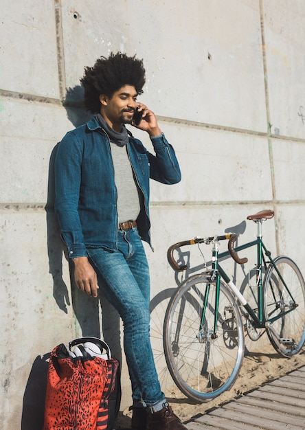 Homme aux cheveux afro sur un vélo de style vintage