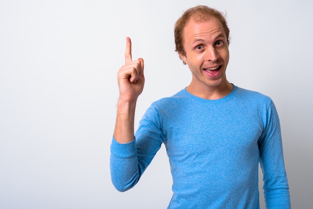 homme aux cheveux blonds contre l'espace blanc