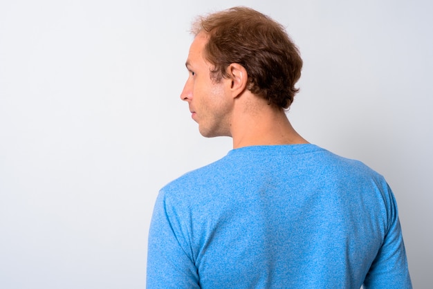 homme aux cheveux blonds contre l'espace blanc