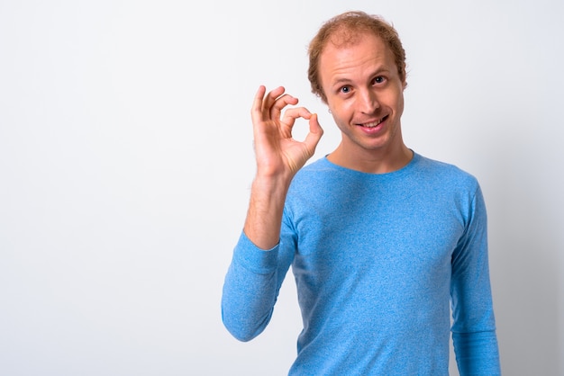 homme aux cheveux blonds contre l'espace blanc