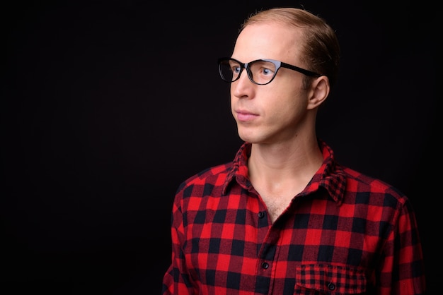 homme aux cheveux blonds sur fond noir